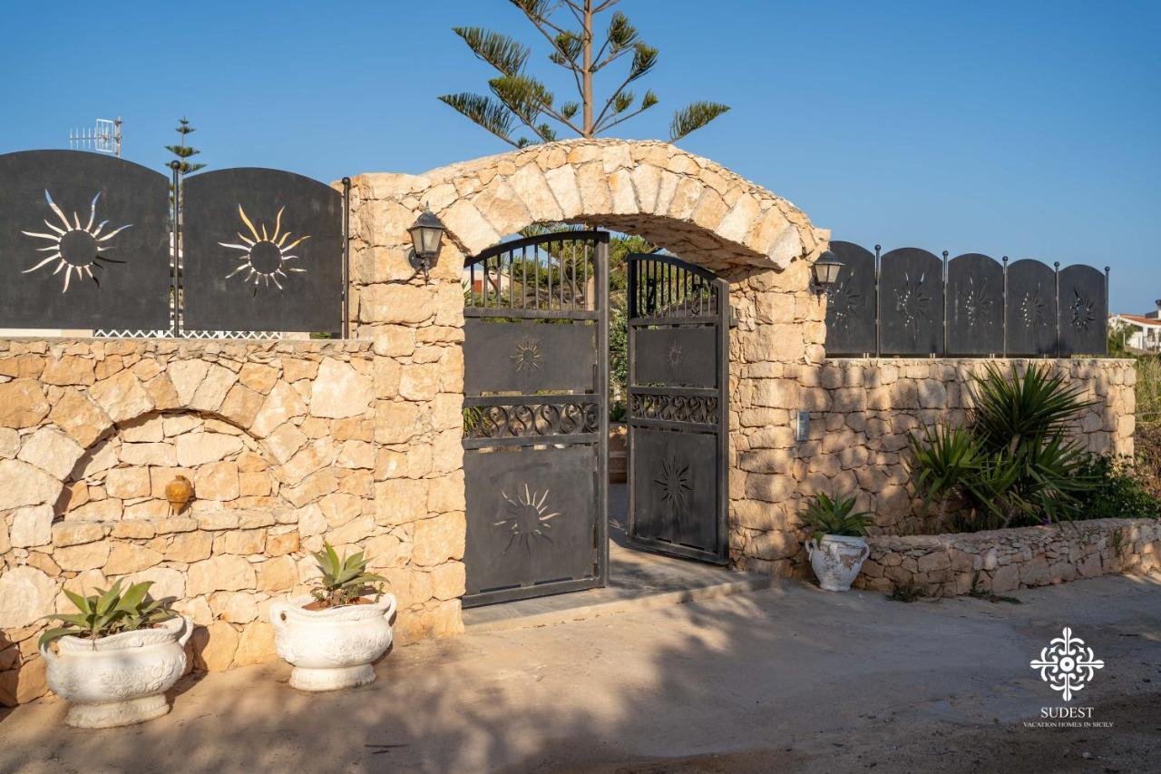 Borgo Marino Beach Residence Lampedusa Bagian luar foto